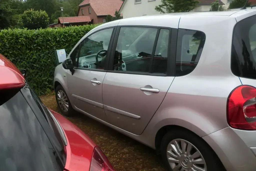Gebraucht Renault Grand Modus Dynamique 103 PS (75 kW) 2011 Silber Van / Kleinbus