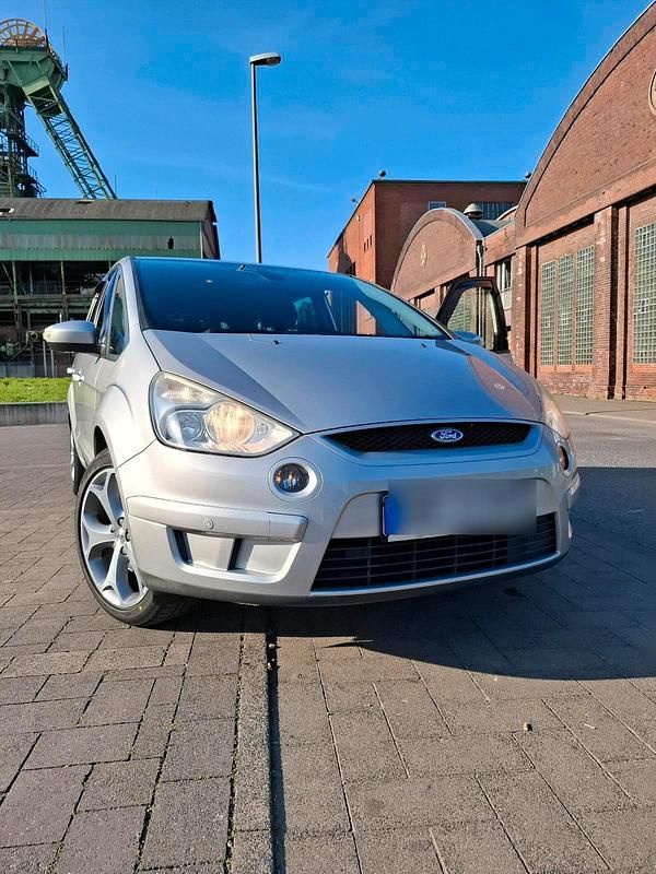 Silber Gebraucht 2007 Ford S-MAX S Van / Kleinbus | 5.850 € (Teuer) - Bild 1/4