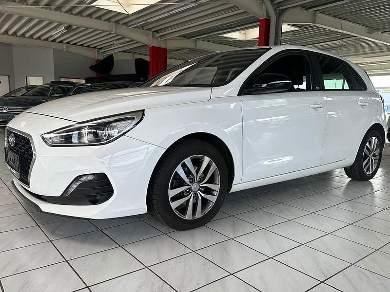 Gebraucht Hyundai i30 Passion 99 PS (72 kW) 2018 Weiß Limousine