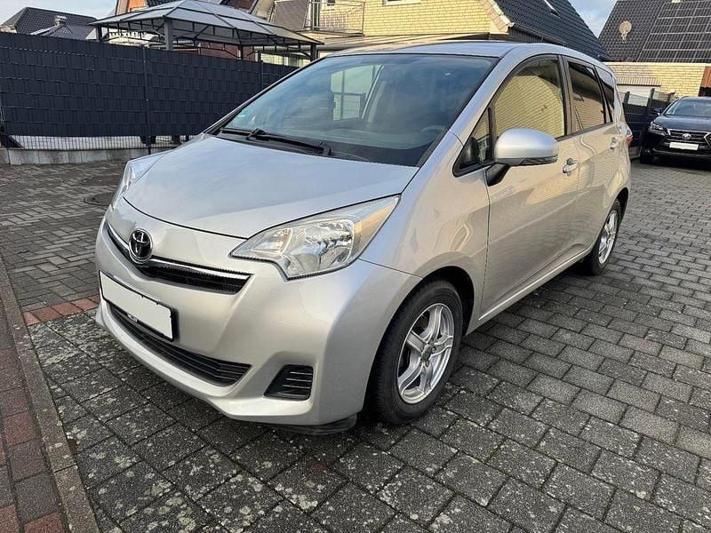Gebraucht Toyota Verso-S Life 99 PS (72 kW) 2012 Silber Van / Kleinbus
