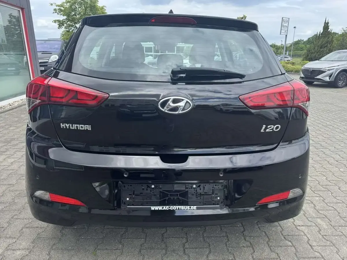 Gebraucht Hyundai i20 Select 84 PS (61 kW) 2016 Phantom black Kleinwagen