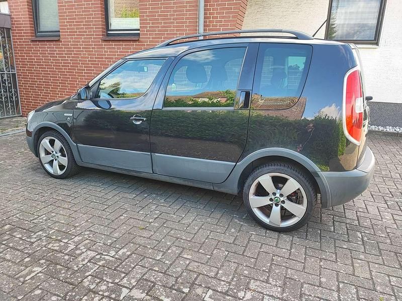 Schwarz Gebraucht 2012 Skoda Roomster Kombi | 2.300 € (Fairer Preis) - Bild 1/2