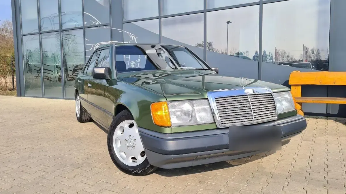 Używany Mercedes E200 109 KM (80 kW) 1986 Zielony Sedan/Limuzyna