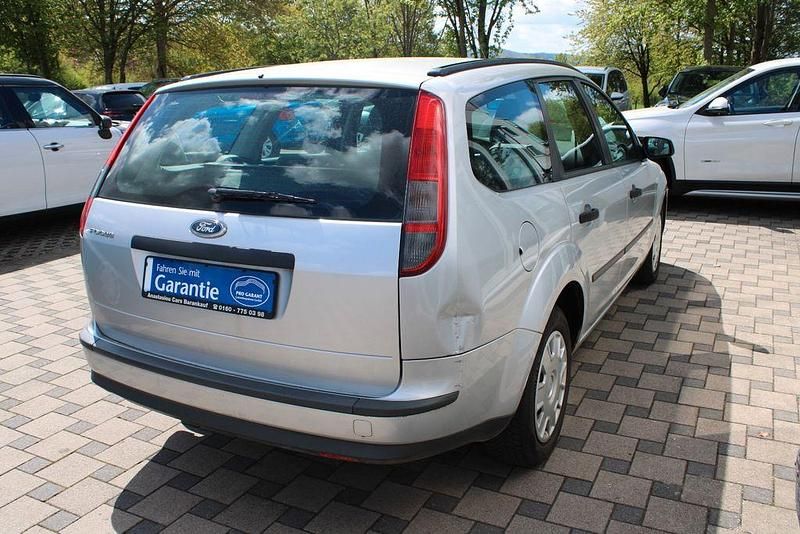 Używany Ford Focus Trend 101 KM (74 kW) 2005 Srebrny Sedan/Limuzyna