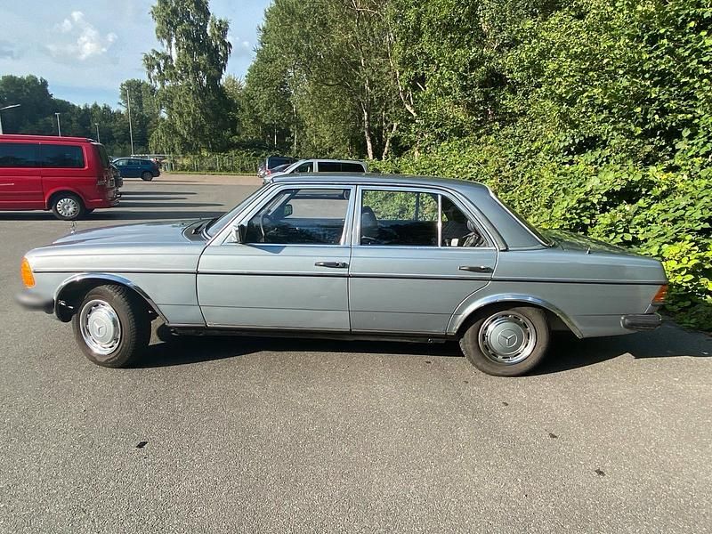Gebraucht Mercedes 200 109 PS (80 kW) 1981 Blau Limousine