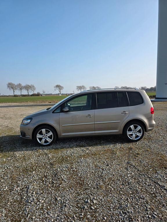 Second-hand VW Touran Highline 177 CP (130 kW) 2013 Auriu Monovolum