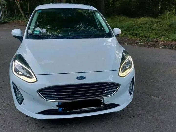 Gebraucht Ford Fiesta 100 PS (73 kW) 2018 Weiß Kleinwagen