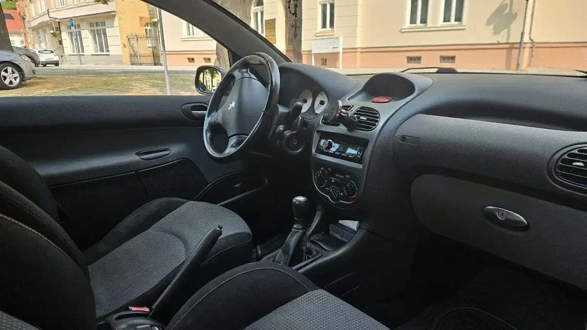 Gebraucht Peugeot 206 CC 109 PS (80 kW) 2004 Schwarz Cabrio