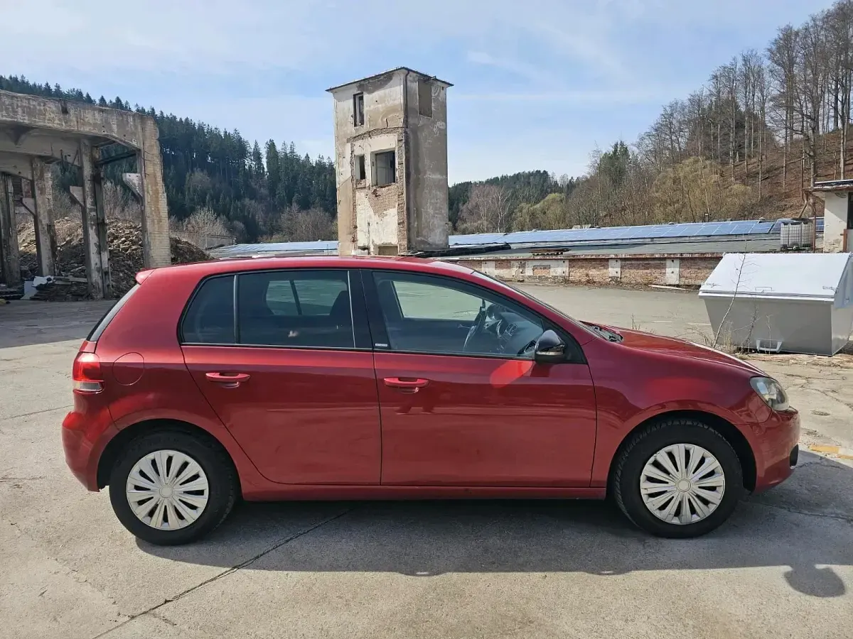 Gebraucht VW Golf VI 105 PS (77 kW) 2011 Rot Kleinwagen