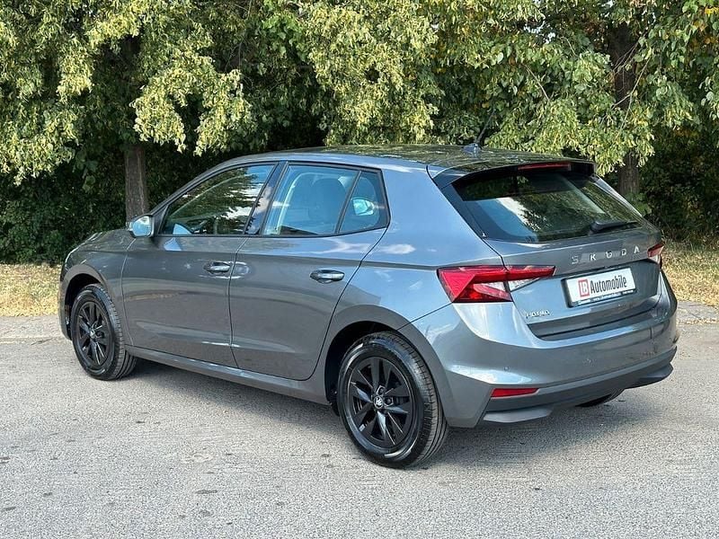 Nowe Skoda 105 80 KM (58 kW) 2025 Szary Sedan/Limuzyna