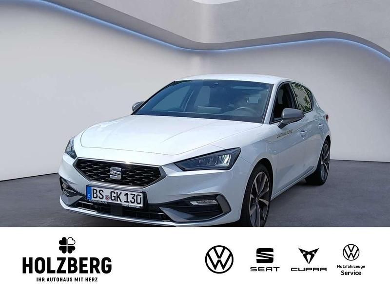 Weiß Gebraucht 2025 Seat Leon FR Limousine | 27.275 € (Guter Preis) - Bild 1/4