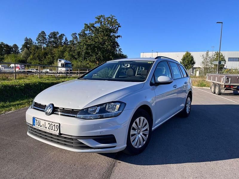 Weiß Gebraucht 2017 VW Golf VII Trendline Kombi | 14.500 € (Teuer) - Bild 1/4