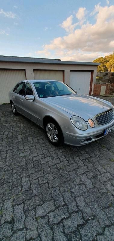 Grau Gebraucht 2005 Mercedes E220 Limousine | 6.000 € - Bild 1/4