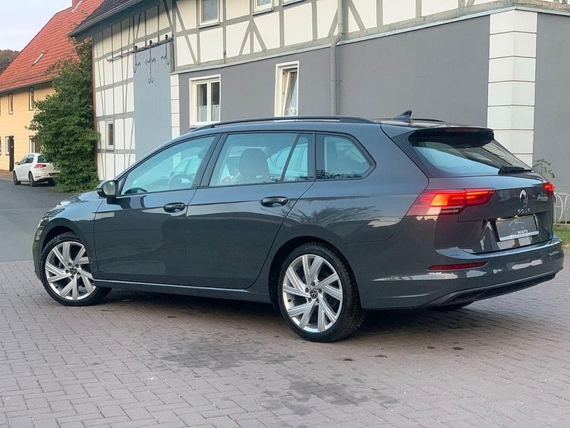 Grau Gebraucht 2023 VW Golf VIII Life Kombi | 20.890 € (Teuer) - Bild 1/4