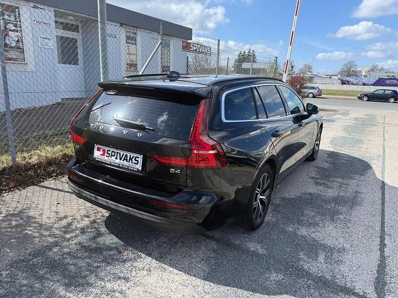 Gebraucht Volvo V60 Core 197 PS (144 kW) 2023 Schwarz Kombi