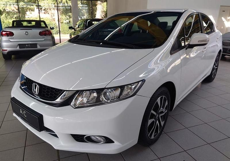 Weiß Gebraucht 2015 Honda Civic Comfort Limousine | 11.980 € (Fairer Preis) - Bild 1/4