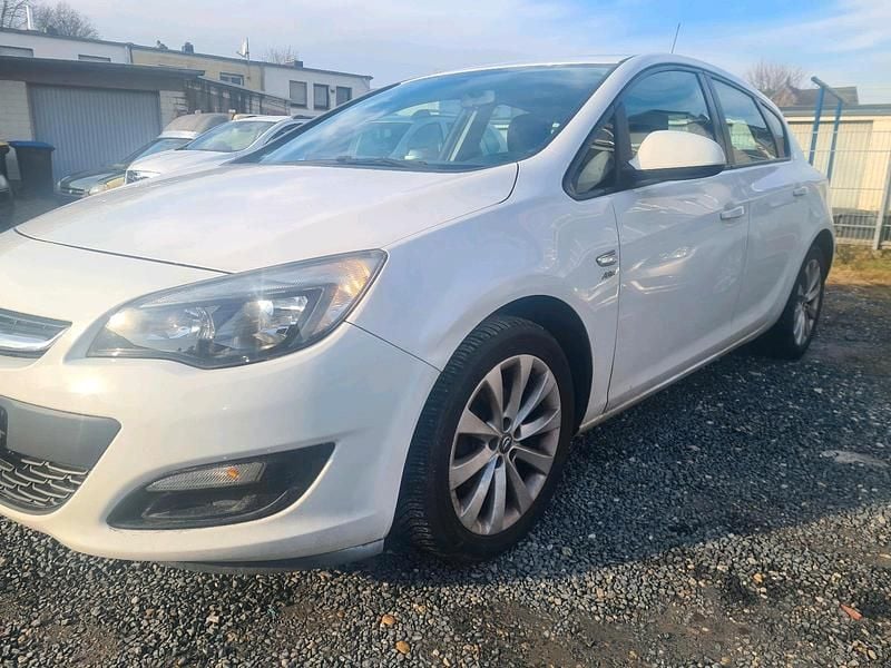 Gebraucht Opel Astra 87 PS (63 kW) 2013 Weiß Limousine