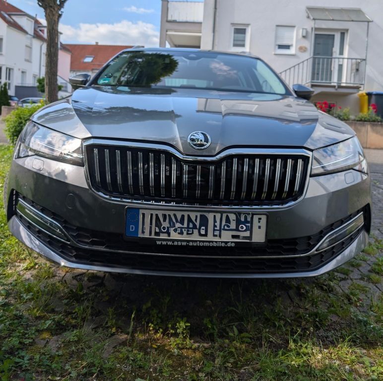 Grau Gebraucht 2022 Skoda Superb Style Kombi | 27.990 € (Guter Preis) - Bild 1/4