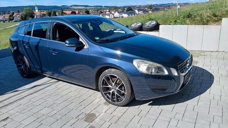 Blau Gebraucht 2013 Volvo V60 Momentum Kombi | 5.800 € (Superpreis) - Bild 1/4