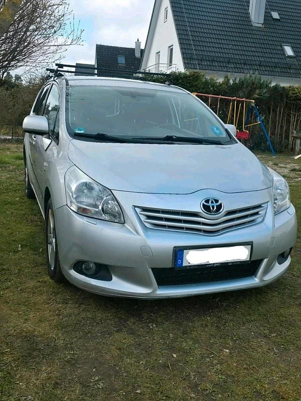 Gebraucht Toyota Verso 150 PS (110 kW) 2010 Grau Van / Kleinbus