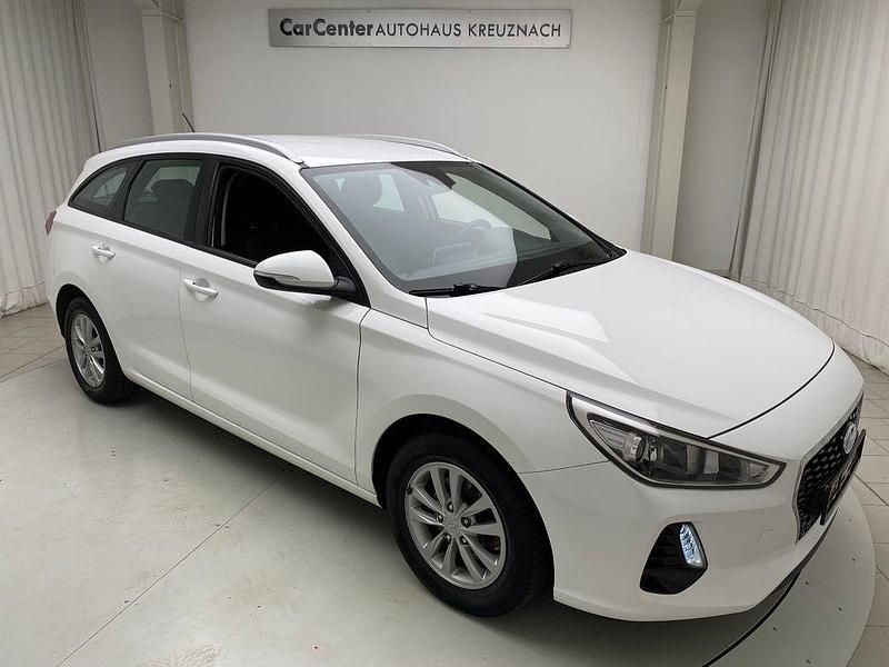 Weiß Gebraucht 2018 Hyundai i30 Select Kombi | 11.950 € (Fairer Preis) - Bild 1/4