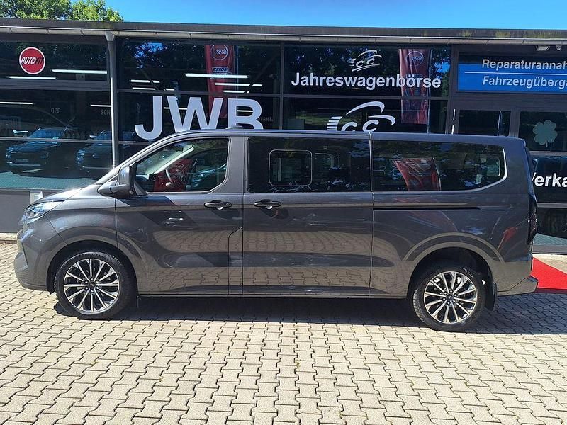 Grau Neu 2025 Ford Tourneo Titanium Van / Kleinbus | 61.666 € (Fairer Preis) - Bild 1/4