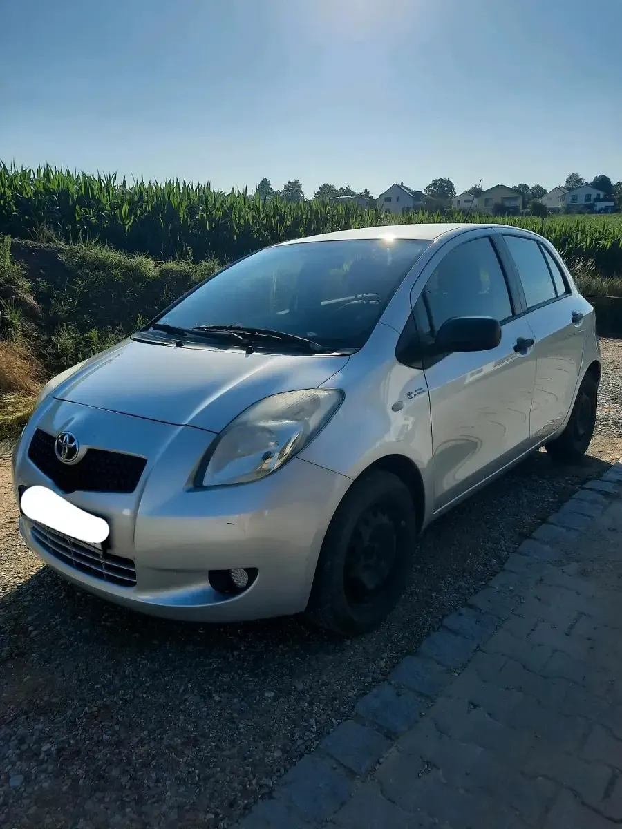 Gebraucht Toyota Yaris 69 PS (50 kW) 2009 Silber Kleinwagen
