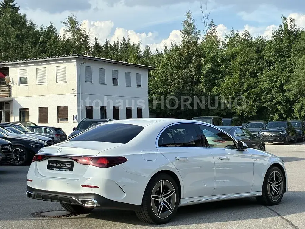 Gebraucht Mercedes E300 AMG 313 PS (230 kW) 2025 Weiß Limousine