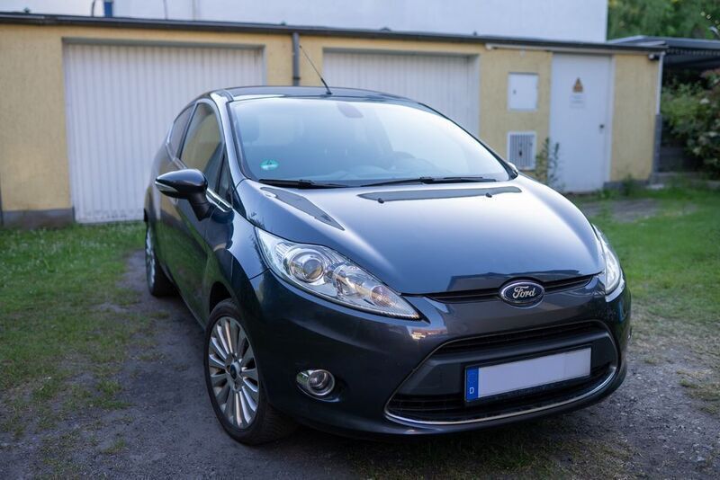 Grau Gebraucht 2010 Ford Fiesta Titanium Kleinwagen | 2.999 € (Guter Preis) - Bild 1/4