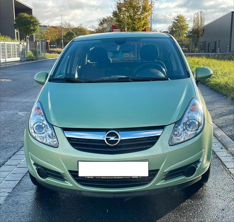Grün Gebraucht 2011 Opel Corsa Edition Limousine | 3.399 € (Fairer Preis) - Bild 1/4