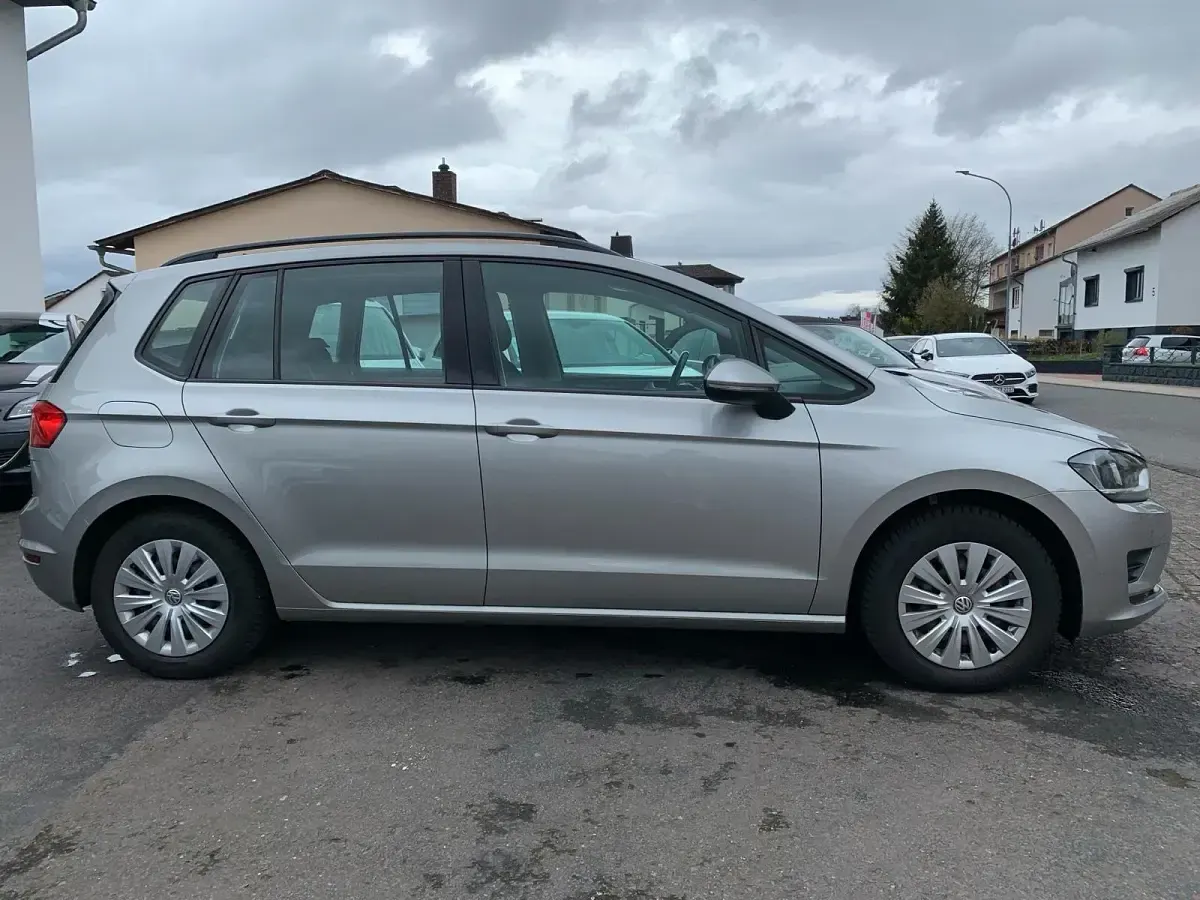 Second-hand VW Golf VII Trendline 110 CP (80 kW) 2015 Bej Berlinǎ