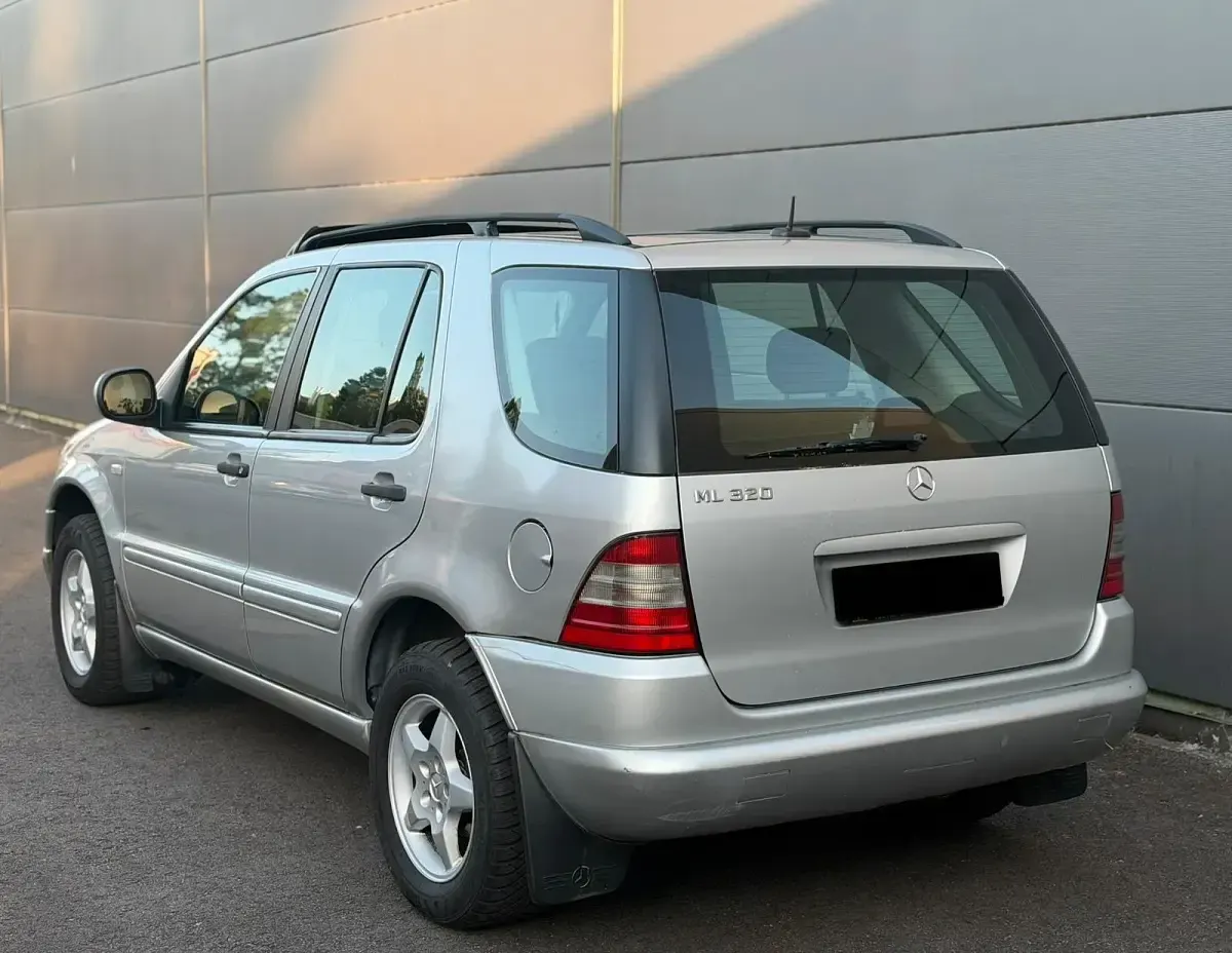 Gebraucht Mercedes ML320 218 PS (160 kW) 2001 Silber SUV