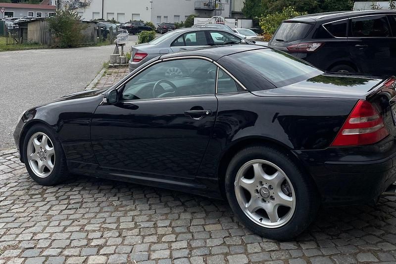 Schwarz Gebraucht 2000 Mercedes SLK230 Cabrio | 5.500 € - Bild 1/4