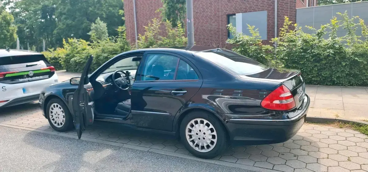 Gebraucht Mercedes E200 163 PS (119 kW) 2003 Schwarz Limousine