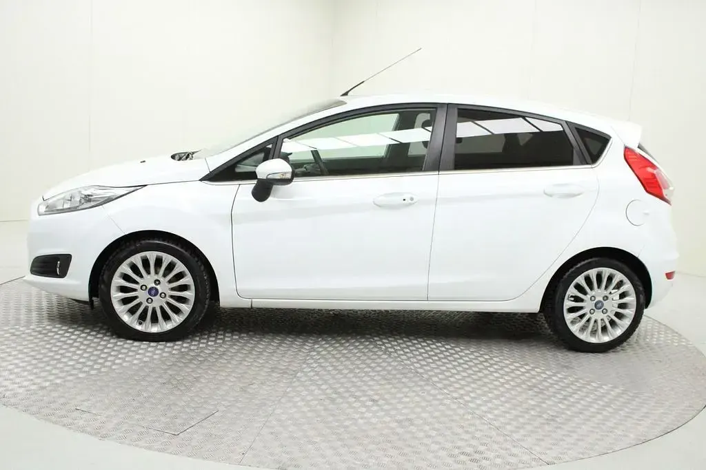 Gebraucht Ford Fiesta Titanium 97 PS (71 kW) 2013 Weiß Limousine