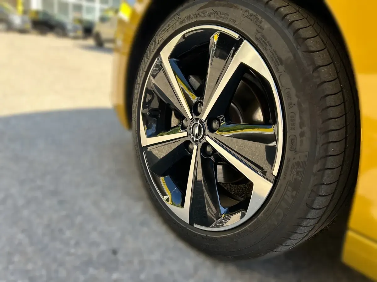 Gebraucht Opel Astra 131 PS (96 kW) 2024 Amber yello  kult gelb Kleinwagen