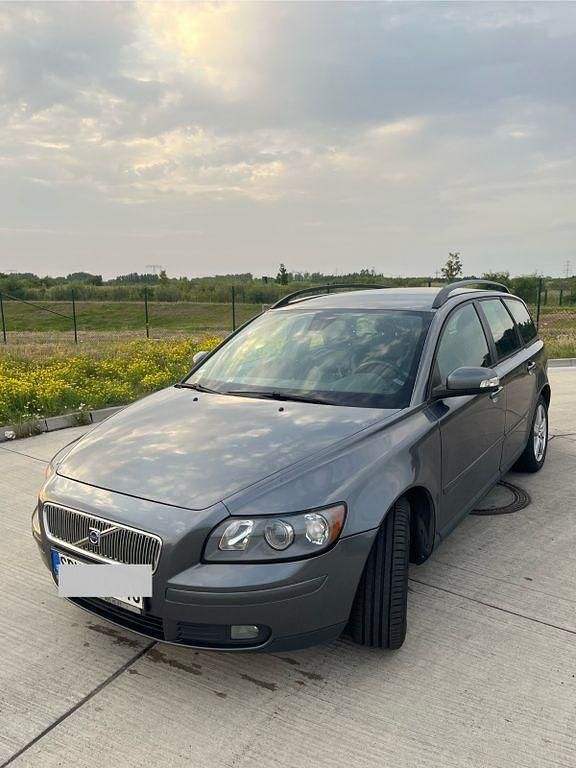 Grau Gebraucht 2006 Volvo V50 Momentum Kombi | 2.800 € (Fairer Preis) - Bild 1/4