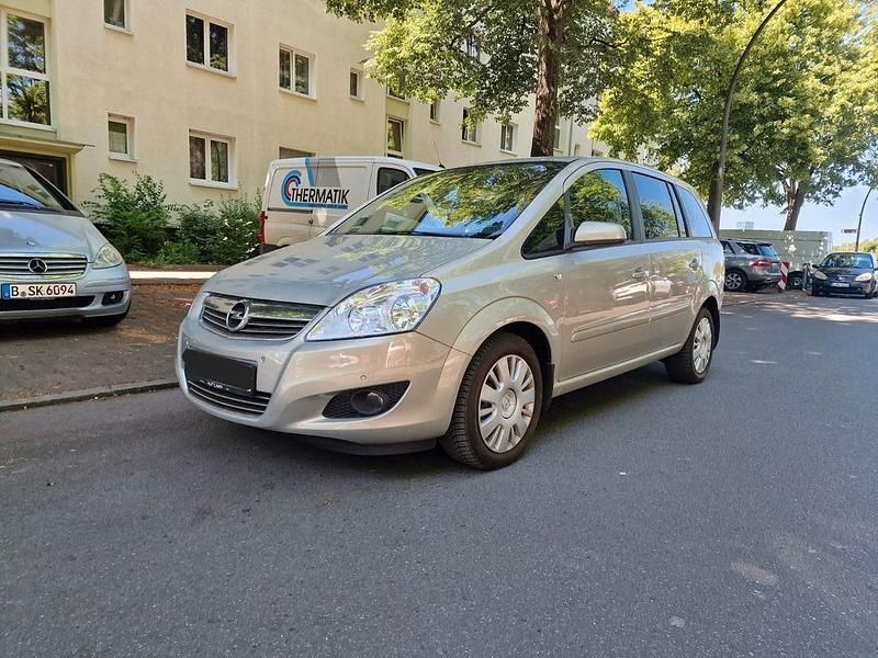 Grau Gebraucht 2010 Opel Zafira Family Van / Kleinbus | 2.950 € (Fairer Preis) - Bild 1/4