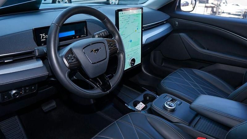 Gebraucht Ford Mustang Mach-E 197 kW (269 PS) 2021 Iconic silver SUV