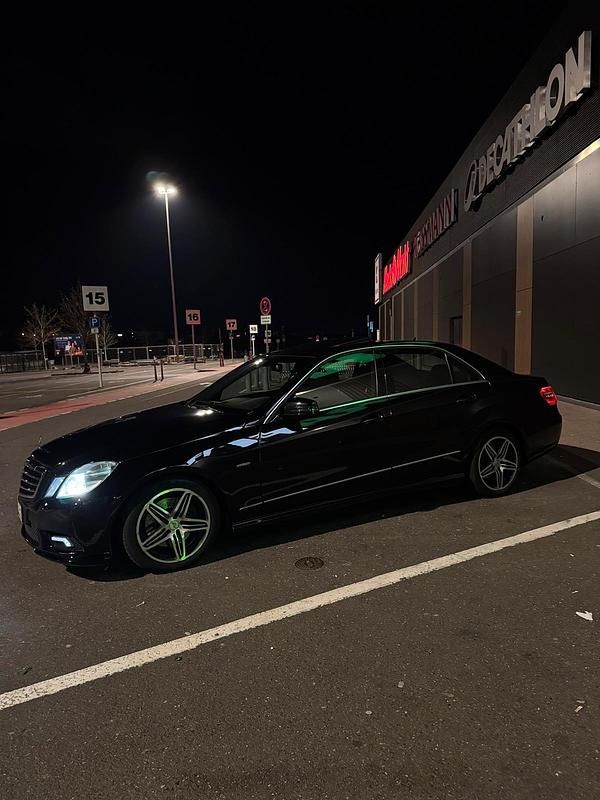 Schwarz Gebraucht 2010 Mercedes E200 AMG Limousine | 14.000 € (Teuer) - Bild 1/4