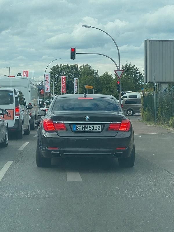 Schwarz Gebraucht 2009 BMW 750 Limousine | 7.000 € (Guter Preis) - Bild 1/4