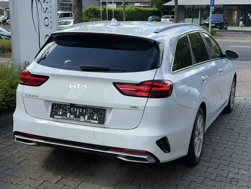 Używany Kia Ceed Vision 105 KM (77 kW) 2023 Biały Hatchback