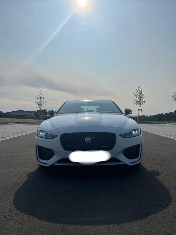 Weiß Gebraucht 2021 Jaguar XE R-Dynamic Limousine | 28.990 € (Teuer) - Bild 1/4