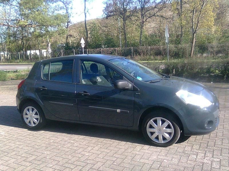 Gebraucht Renault Clio IV 75 PS (55 kW) 2012 Grau Kleinwagen