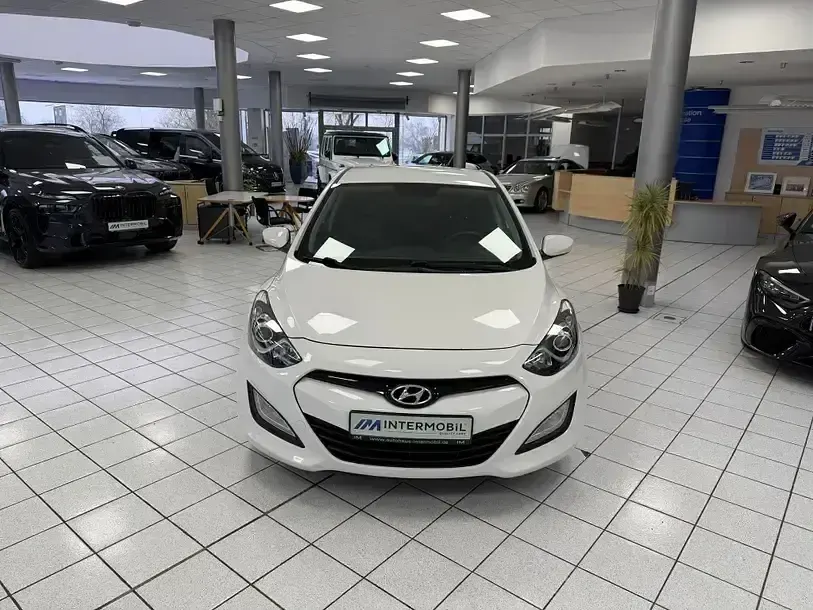 Gebraucht Hyundai i30 100 PS (73 kW) 2015 Weiß Limousine