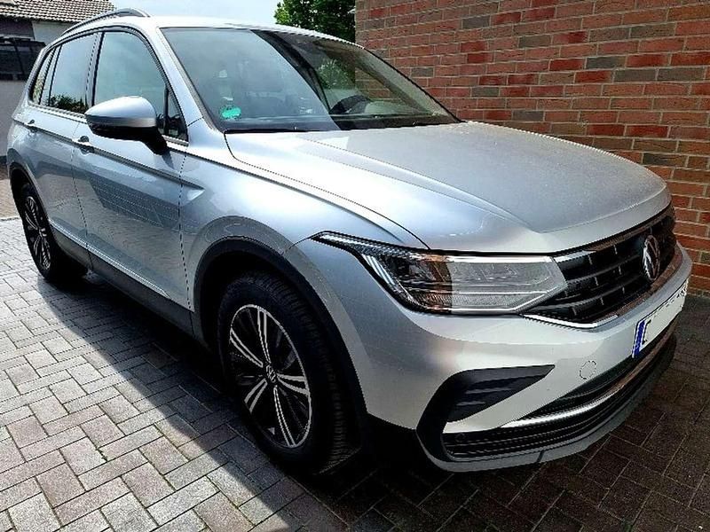 Silber Gebraucht 2022 VW Tiguan Life SUV | 28.900 € (Fairer Preis) - Bild 1/2