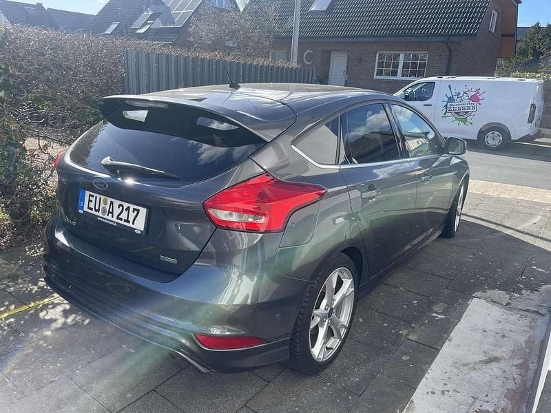Gebraucht Ford Focus Titanium 182 PS (133 kW) 2016 Grau Limousine