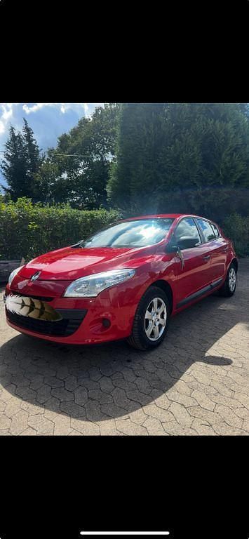 Rot Gebraucht 2011 Renault Mégane III Expression Limousine | 3.100 € (Superpreis) - Bild 1/4