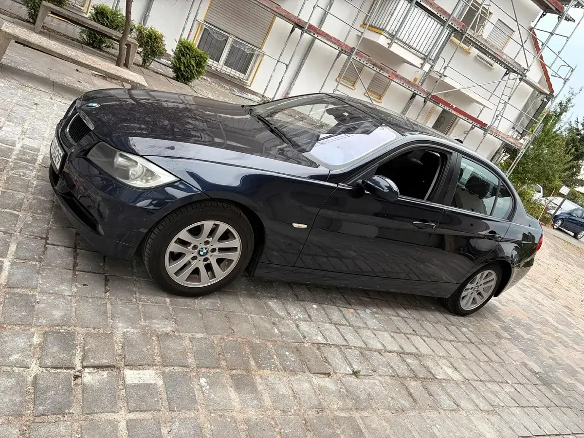 Gebraucht BMW 318 140 PS (102 kW) 2008 Blau Limousine
