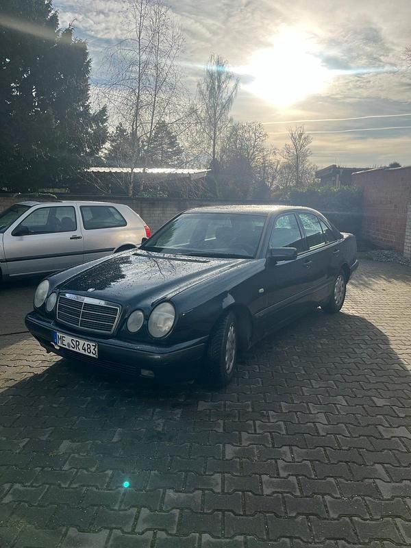 Schwarz Gebraucht 1999 Mercedes E200 Limousine | 2.550 € (Guter Preis) - Bild 1/4